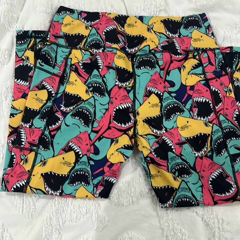 CVG capri leggings shark sz Medium
